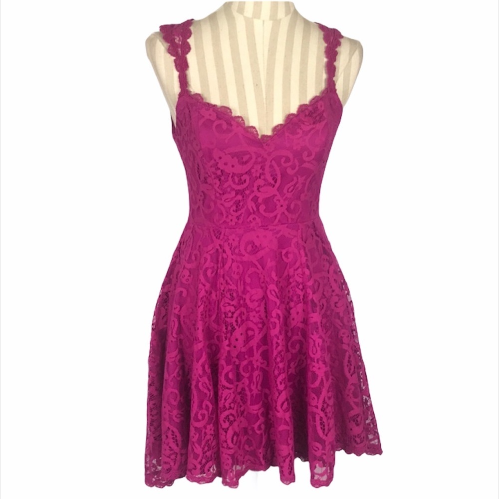 Emmelee Camilla Lace Dress Size M